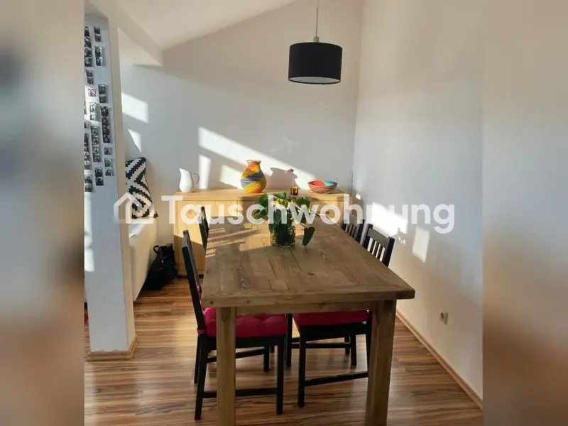 Tauschwohnung: Helle 2 Zimmer Dachgeschosswohnung gegen mind. 2,5 Zimmer — photo 1